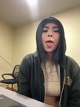 Sara Fernandez  online show from 05.04.26