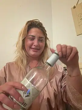 Snapshot of blondmamii chatting on 04.04.26 blondmamii online show from 04.04.26