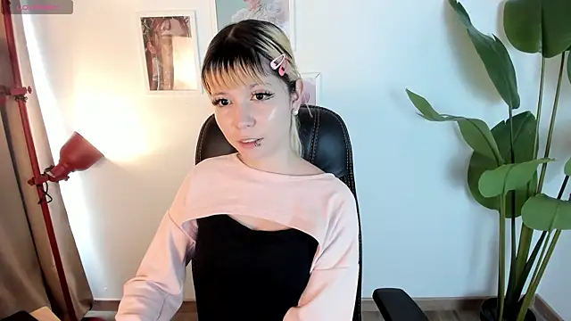 Laukyubey1 online show from 04.28.26