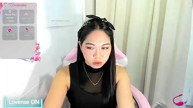Snapshot of Ursweetyshaine chatting on 06.19.26 Ursweetyshaine online show from 06.19.26