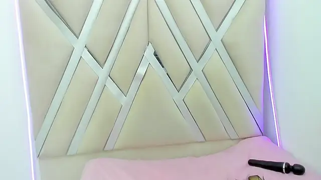 Snapshot of ninameduxx chatting on 02.28.26 ninameduxx online show from 02.28.26