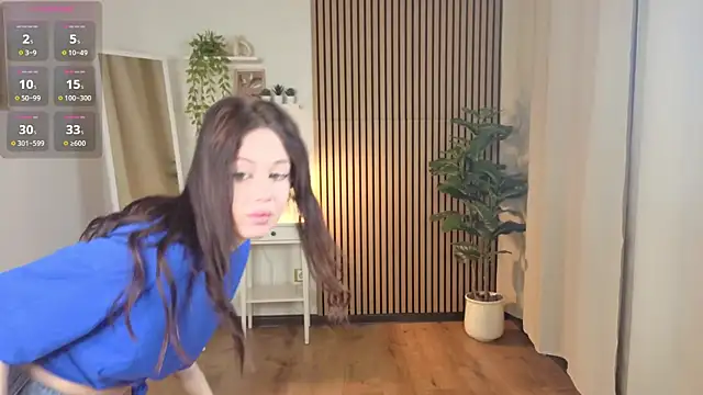 Snapshot of laylaura chatting on 02.18.26 laylaura online show from 02.18.26