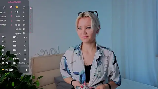 Snapshot of GoldenLenarz chatting on 07.24.26 GoldenLenarz online show from 07.24.26