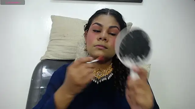yaazhinii online show from 04.23.26