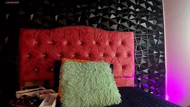 karenwild 1 online show from 04.25.26