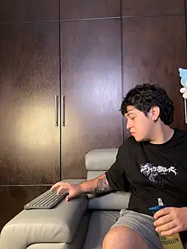 EmilyAndAndrew online show from 04.25.26