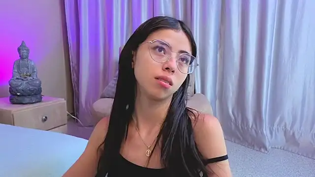 Mia Naive online show from 04.28.26