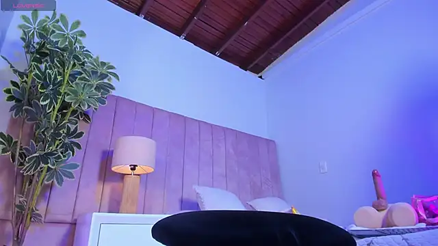 Ashley Beaomunt online show from 05.04.26