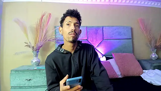 NoaahTylor online show from 06.09.26