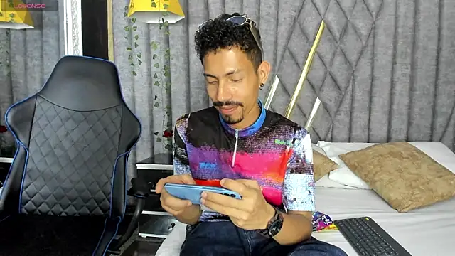 NoaahTylor online show from 07.10.26