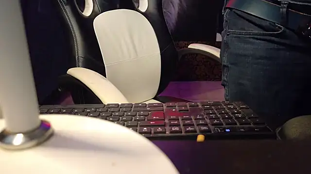 Snapshot of YouAndMe-forever chatting on 03.25.26 YouAndMe-forever online show from 03.25.26