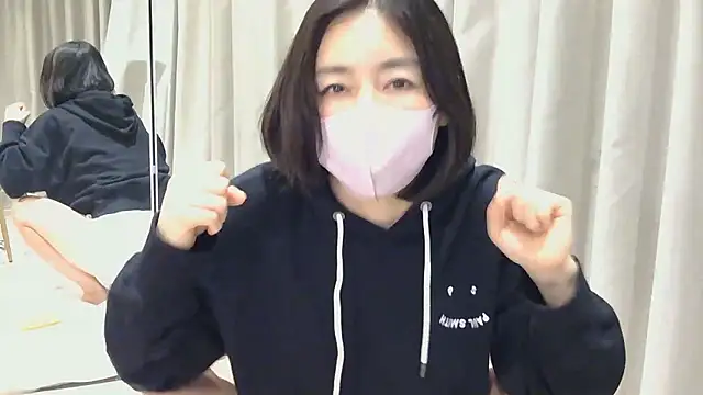 Snapshot of Mochi-Momo chatting on 04.14.26 Mochi-Momo online show from 04.14.26