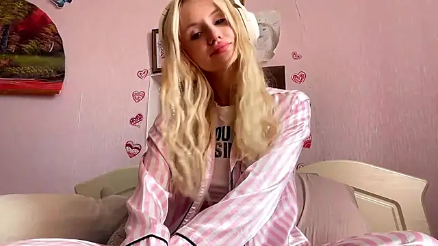Snapshot of MelissaZaria chatting on 06.19.26 MelissaZaria online show from 06.19.26
