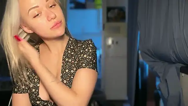 Snapshot of Leylia_Lily chatting on 04.11.26 Leylia Lily online show from 04.11.26