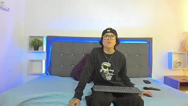 Snapshot of Ale_cuzz chatting on 04.15.26 Ale cuzz online show from 04.15.26