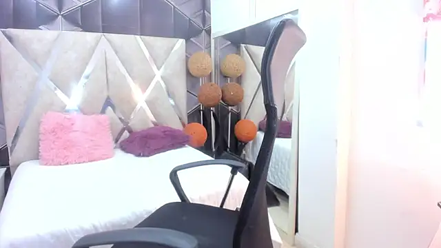Agatta Adams online show from 05.04.26