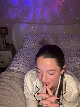 Maisierose online show from 02.15.26