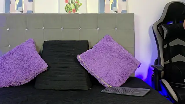 Ivy Heat online show from 06.24.26