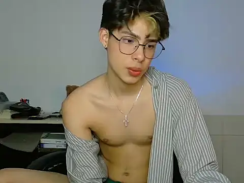 Snapshot of leotnk chatting on 04.06.26 leotnk online show from 04.06.26