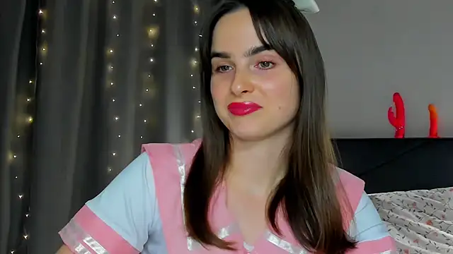 Snapshot of megann_fox2 chatting on 05.10.26 megann fox2 online show from 05.10.26