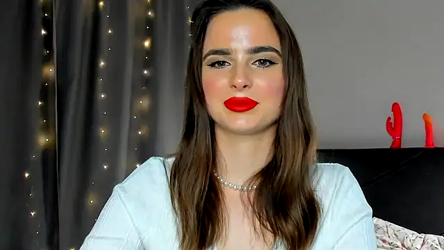 Snapshot of megann_fox2 chatting on 05.22.26 megann fox2 online show from 05.22.26