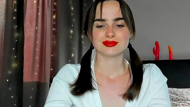 Snapshot of megann_fox2 chatting on 05.28.26 megann fox2 online show from 05.28.26