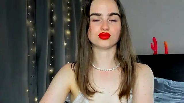 Snapshot of megann_fox2 chatting on 06.07.26 megann fox2 online show from 06.07.26