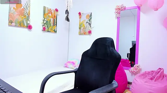 Snapshot of Sofia-bloom chatting on 03.24.26 Sofia-bloom online show from 03.24.26