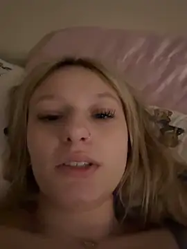 Snapshot of hyperafterdark chatting on 04.12.26 hyperafterdark online show from 04.12.26