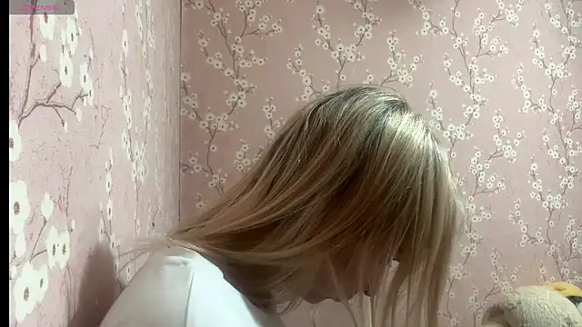 Snapshot of LiraDreamX chatting on 04.02.26 LiraDreamX online show from 04.02.26