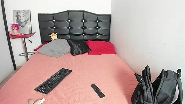 LatinaQueen23 online show from 04.28.26