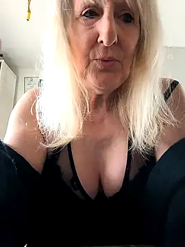 Snapshot of Heidiblueeyes chatting on 03.31.26 Heidiblueeyes online show from 03.31.26