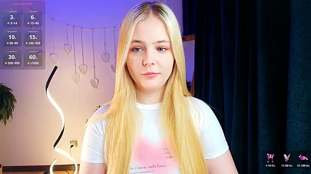 Snapshot of Elle_Funning chatting on 03.11.26 Elle Funning online show from 03.11.26