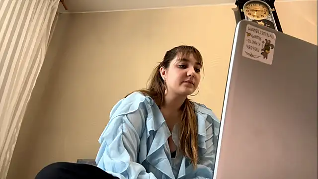 Snapshot of JanineThielman chatting on 06.17.26 JanineThielman online show from 06.17.26