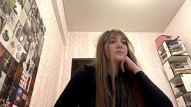 Snapshot of JanineThielman chatting on 06.18.26 JanineThielman online show from 06.18.26