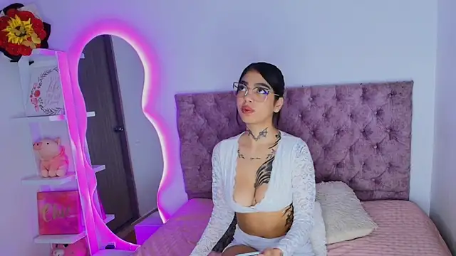 Snapshot of CamilaVelour chatting on 03.11.26 CamilaVelour online show from 03.11.26