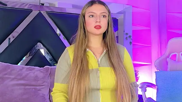 Giigii Hadid  online show from 03.05.26