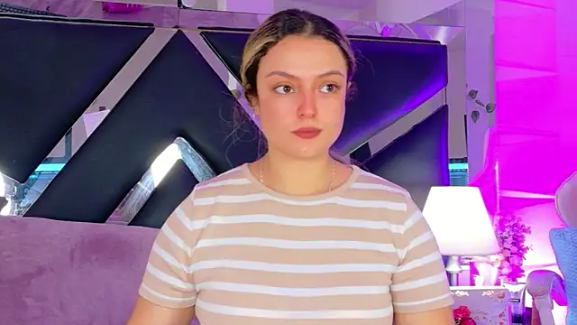 Giigii Hadid  online show from 03.10.26