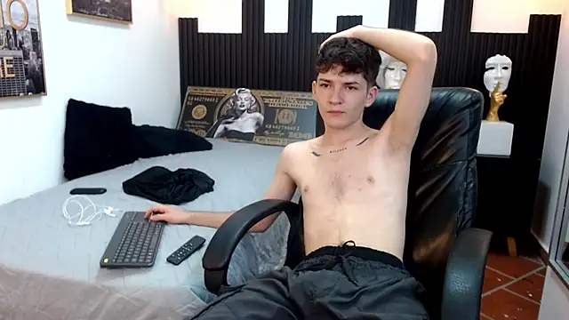 Snapshot of trevor_mob chatting on 06.19.26 trevor mob online show from 06.19.26