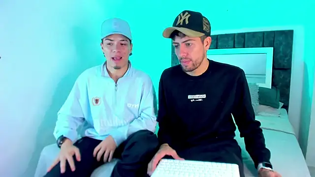 Snapshot of alex_and_christhoper chatting on 03.10.26 alex and christhoper online show from 03.10.26