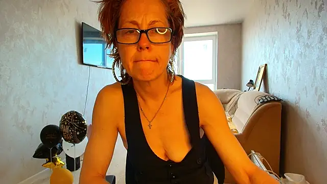 Snapshot of LioraWeiss chatting on 05.20.26 LioraWeiss online show from 05.20.26