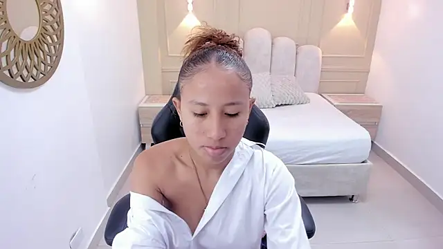 LESLYSIMPSON online show from 06.11.26