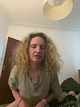 curlyirishgirl online show from 03.04.26