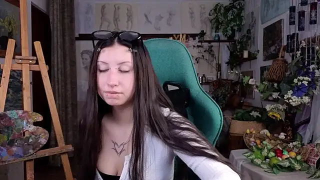 Snapshot of EffieMeowley chatting on 04.18.26 EffieMeowley online show from 04.18.26