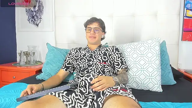 EXCLUSIVE8 online show from 05.01.26