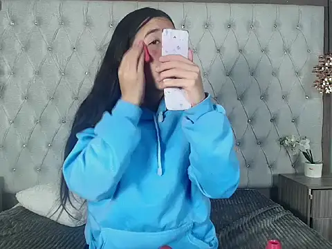 LilyRossi  online show from 04.17.26