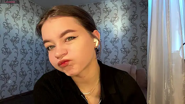 Snapshot of KarineDampy chatting on 03.10.26 KarineDampy online show from 03.10.26