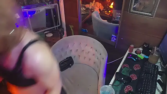 Snapshot of VieVixSyn chatting on 03.24.26 VieVixSyn online show from 03.24.26