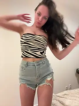 Snapshot of KamilaIv chatting on 03.18.26 KamilaIv online show from 03.18.26