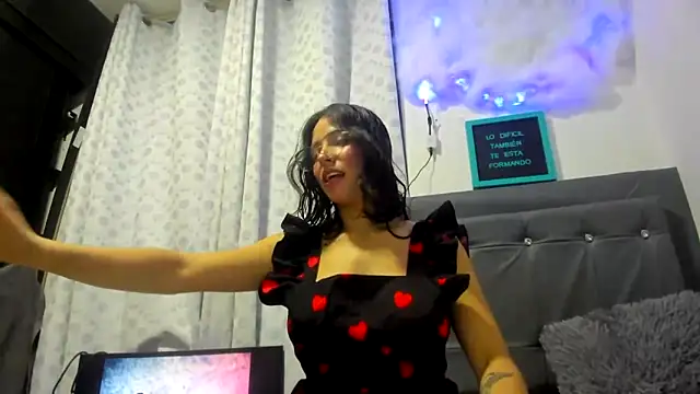 Snapshot of Miranda-cambell chatting on 05.29.26 Miranda-cambell online show from 05.29.26